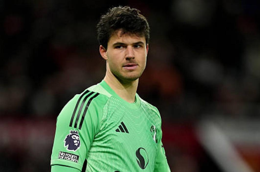 开云体育APP下载-拉门斯加盟曼联后前16场比赛丢23球,奥纳纳同期丢了26球